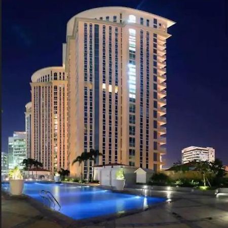 Luxury Bgc Condo In Taguig, Mckinley - Covered Parking And Wifi Free Екстер'єр фото