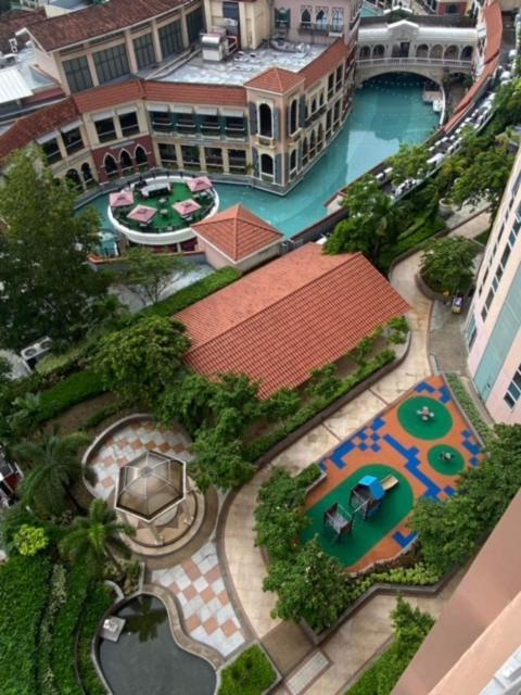 Luxury Bgc Condo In Taguig, Mckinley - Covered Parking And Wifi Free Екстер'єр фото