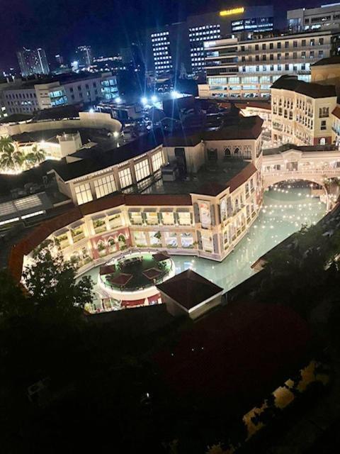 Luxury Bgc Condo In Taguig, Mckinley - Covered Parking And Wifi Free Екстер'єр фото